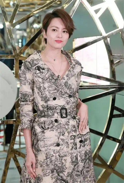 梁咏琪终于高调穿印花连衣裙配短发亮相176身材比例太出众