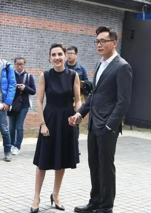 刘烨和法国老婆罕见录节目,安娜穿搭简约却很高级,衬得他很朴素