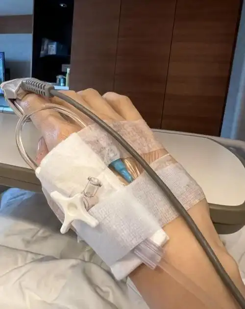 李嘉欣病重进icu抢救48小时躺病床上面容憔悴自称捡回一命