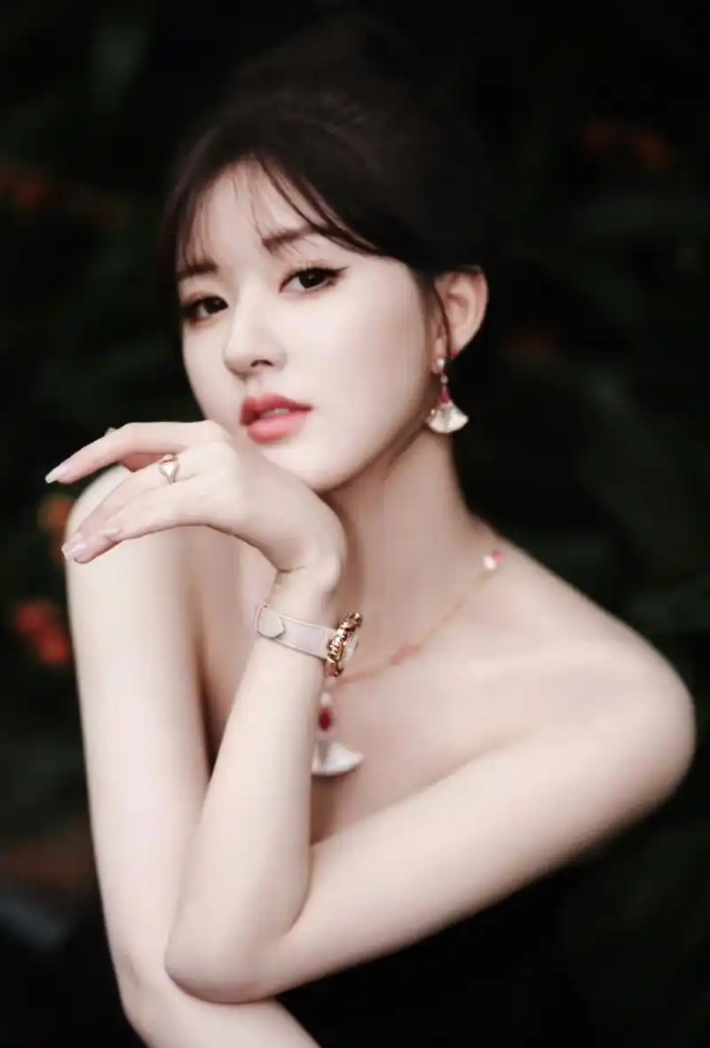 赵露思穿高定礼服亮相,一整套的珠宝点缀,尽显当红小花的贵气,露思是