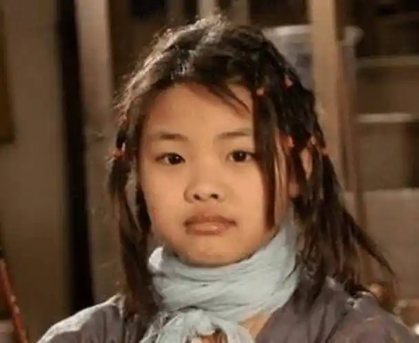 《小兵张嘎》的英子曾被称为最丑童星,16年后模样大变,美到你不敢_王