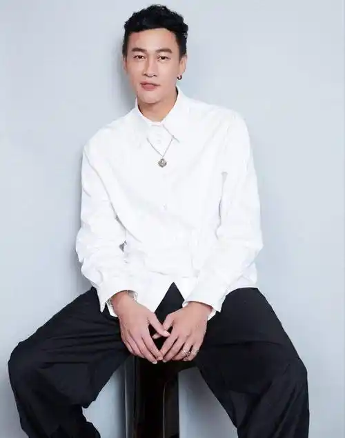 5位最油腻霸道总裁:黄晓明,杨烁谁让你急找吸油纸?_何润东_靳东_角色