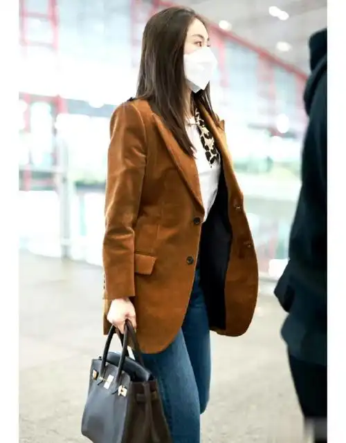 王子文引领时尚新潮流:西装搭配牛仔裤与齐肩发,既时髦又减龄!