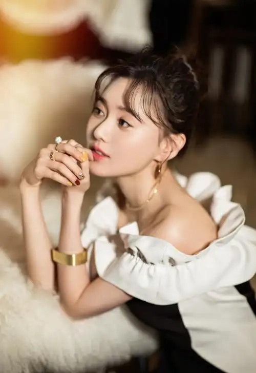 简介:江铠同露肩裙性感优雅写真图片,分享一组江铠同图片给大家,图中