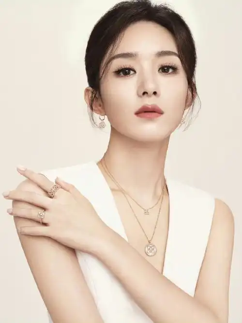 赵丽颖无袖白西装