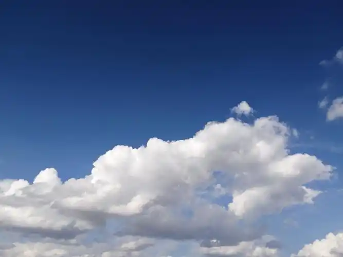 蓝色天空下的云朵 - 美篇