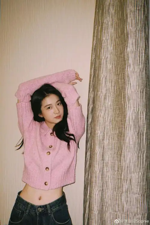 张雪迎粉色毛衣随拍