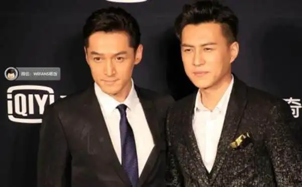 胡歌靳东微博为什么不互关 两个人私下关系怎么样