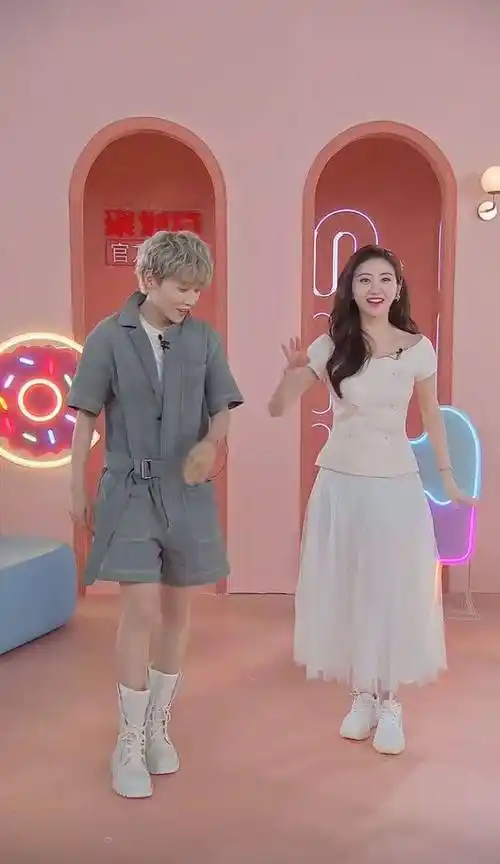 景甜跟刘雨昕出镜学跳舞,穿白色裙装显身材,32岁依旧少女感十足_舞蹈