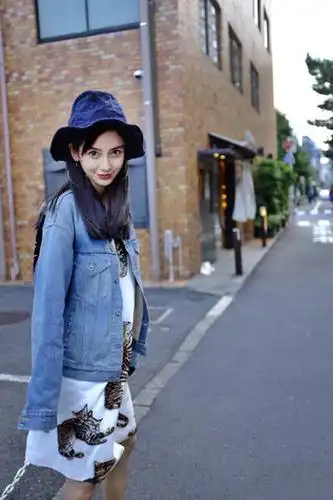 baby晒美照宽大外套难遮凸起小腹