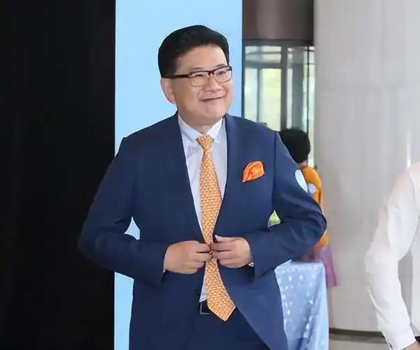 从上海第一主持人到万人嫌曹可凡为何跌落神坛