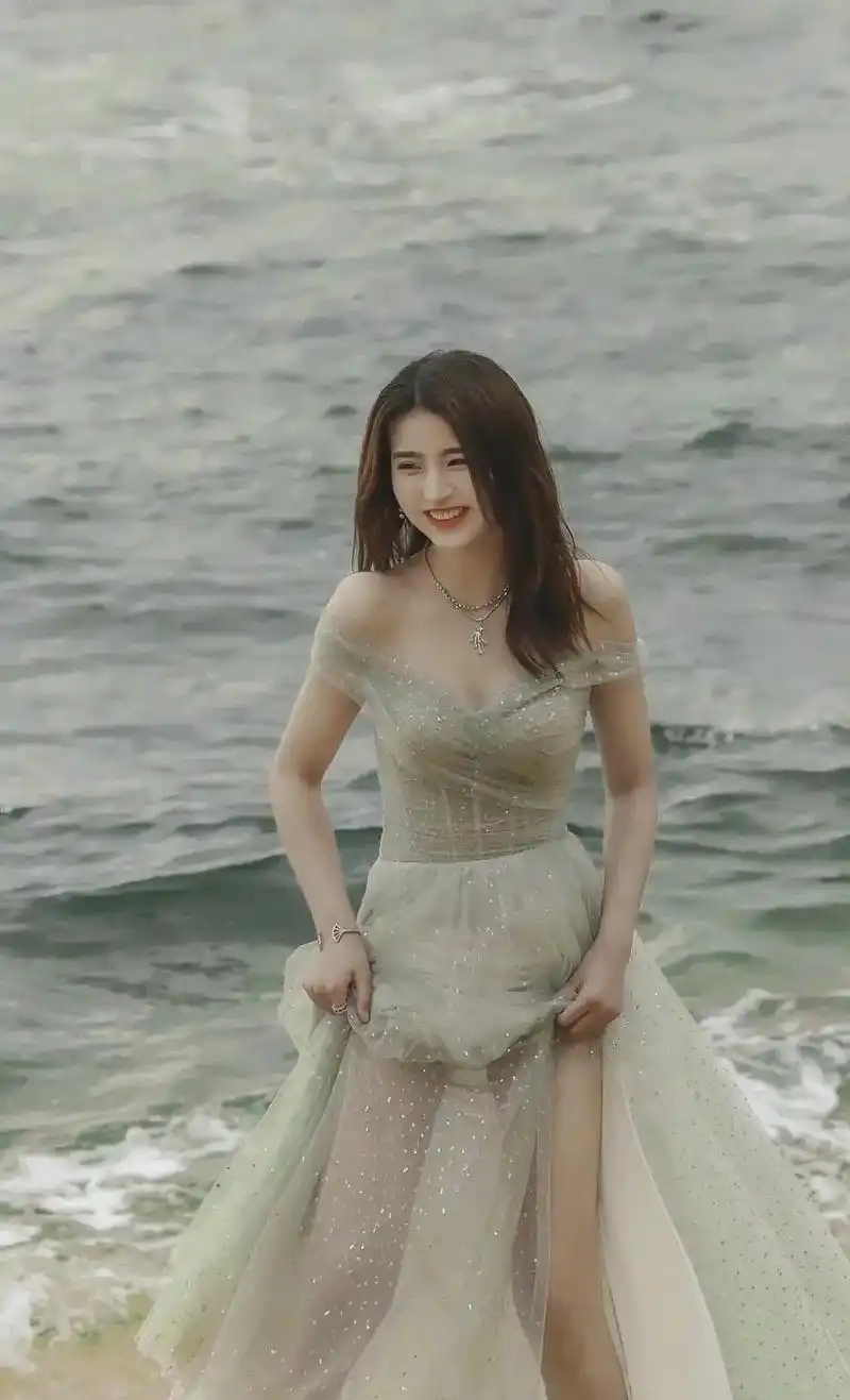 被淘汰是解脱?金子涵甜美笑容不受影响,雾霾蓝长裙身材管理在线