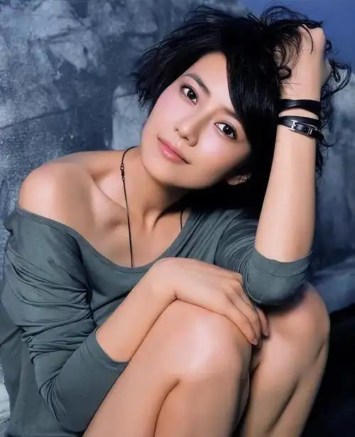 他娶过窦颖爱过徐静蕾辜负高圆圆恋上瞿颖今54岁还是单身