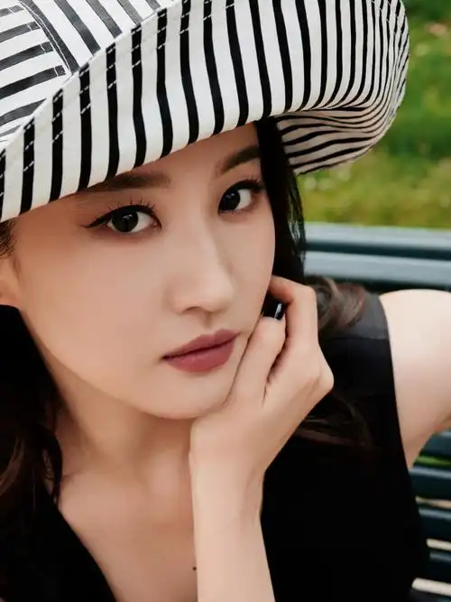 【刘亦菲巴黎时装周lv看秀look·高清原图】  将浪漫与时尚用锐利