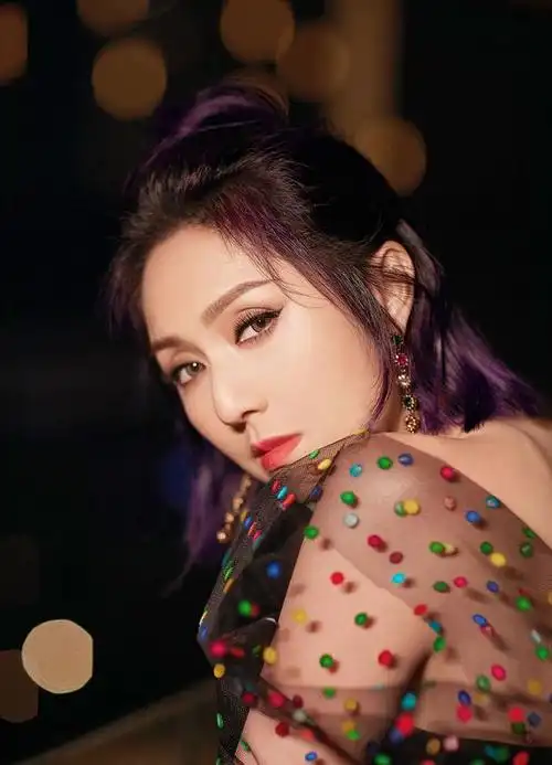 杨千嬅参加央视2022新年音乐会黑白光影间尽显成熟气质