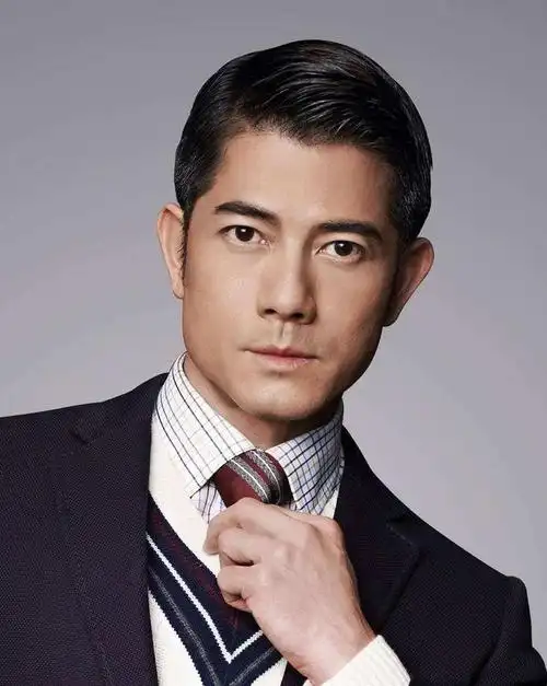 52岁古天乐现身伦敦,疑似做医美模样变化大,脸部僵硬表情少