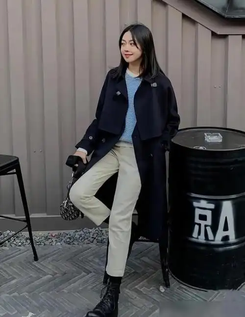 藏青色大衣搭配什么颜色内搭更有女人味试试这几种稳重又时尚