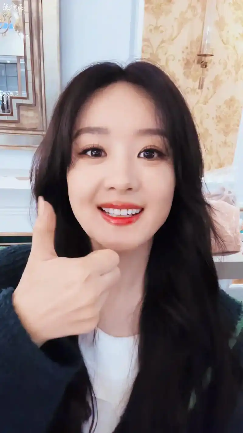 赵丽颖手语回应观众 
赵丽颖在张