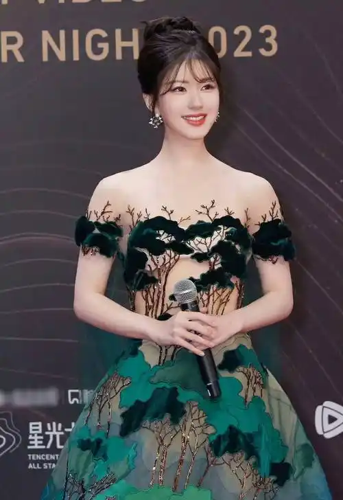 赵露思两套礼服都美得冒泡啊!精灵与花仙子,你更喜欢哪一个