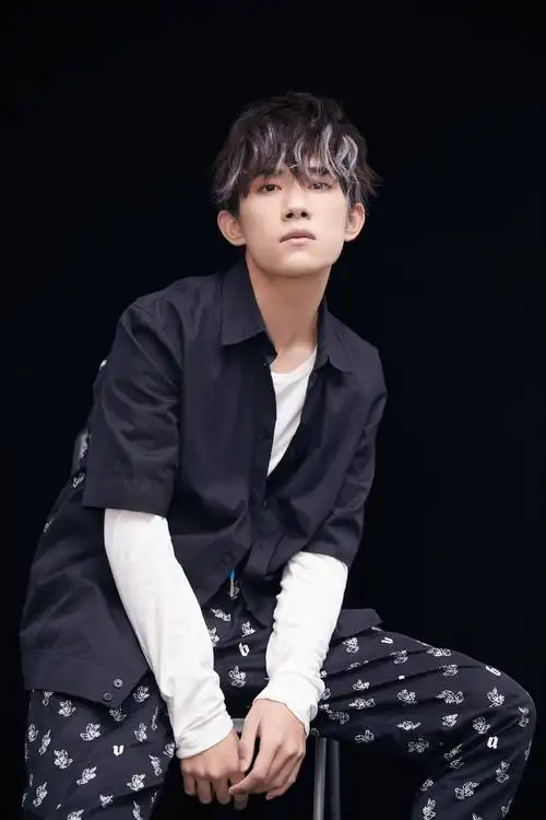 2018tfboys易烊千玺-手机新品发布会_高清图片大全-爱豆app