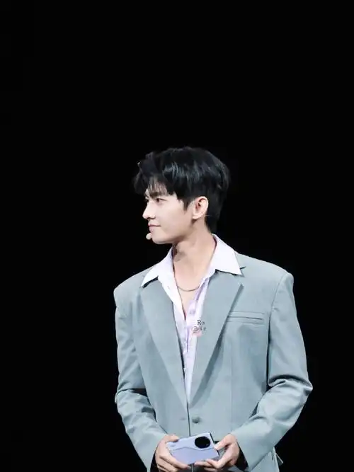 杨洋超话#杨洋韩立##杨洋井启第#我见过最美的颜,就是@杨洋的侧颜.