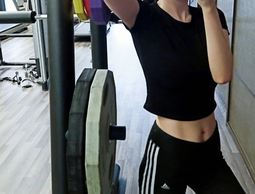 在2月24日,杨幂在微博发出了一张健身照片,这张照片虽然只见半个身