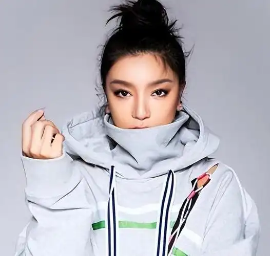 超级女声冠军江映蓉整容失败像怪兽全身只剩眼珠是自己的