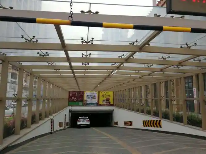 地下车库出入口钢结构玻璃雨棚安装施工_上海昊璨市政建设