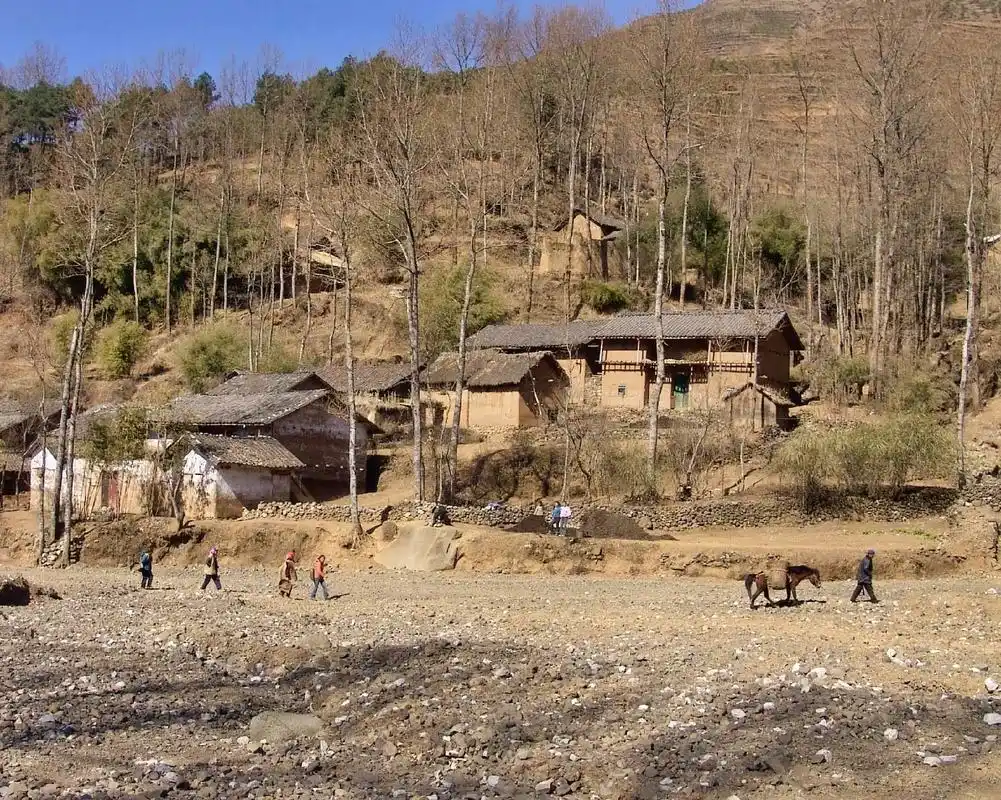 渐渐远去的是老房子,是童年,是回忆.村里的风景平淡但耐看,也 - 抖音