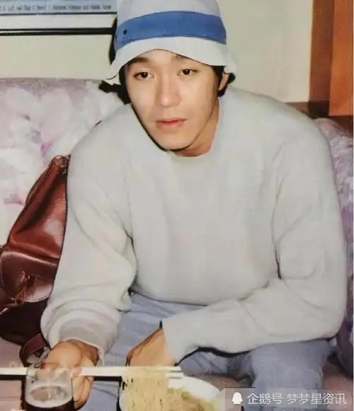 周星驰怀旧老照片,那会还是星仔#造浪吧国庆档##自来水造浪计划