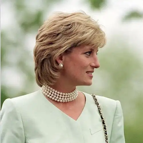 此后,戴安娜王妃的每一次亮相必有珍珠相伴,珍珠带来的气质与自然魅力
