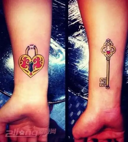 还有满满的爱,有了彼此相守一辈子~~留下爱的烙印,上面的时尚情侣纹身