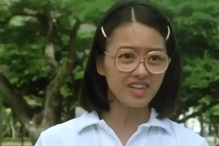 《百变星君》里的梁咏琪饰演的虫虫,反过来看都能丑到别人那种.