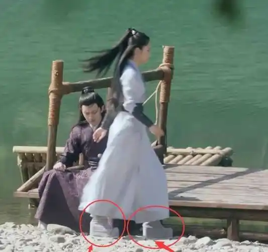 原创谭松韵裙摆不够长露出脚上的鞋任嘉伦都忍不住出戏盯着看