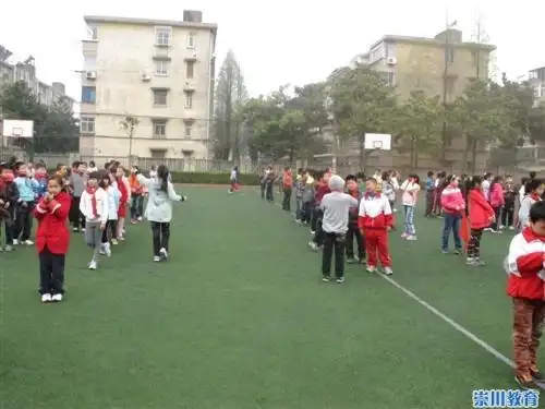 启秀小学:举行紧急逃生演练 加强安全防范意识