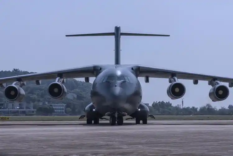 运-20高分辨率海报,展现战略运输机的细节与技术,制造业的进步