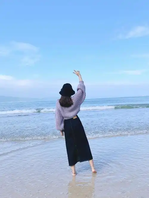 海边背影照,在海边一定要拍个背影照#大海  #面朝大海春暖花开