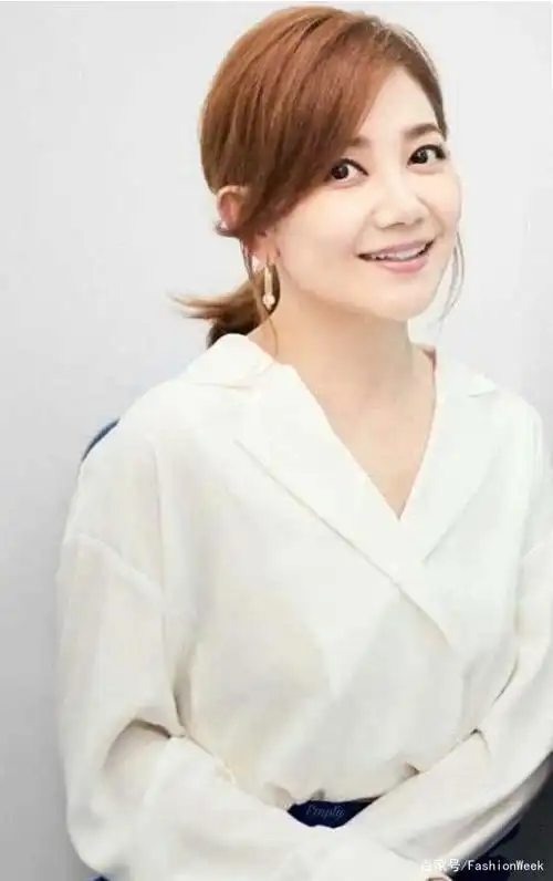 42岁梁静茹太美了,晒自拍送祝福,素颜扎丸子头美如少女