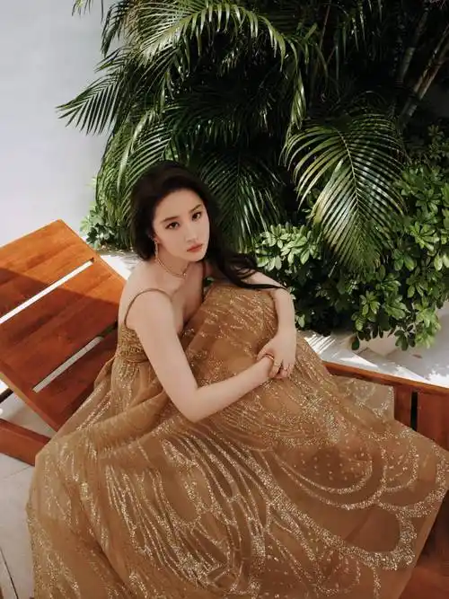 刘亦菲近照生图曝光,脸部圆润身材丰腴发福明显,手臂粗壮很真实