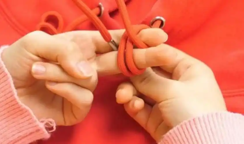 今年最流行的卫衣绳子打结法方法简单一学就会