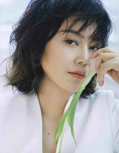 你没见过的短发闫妮,穿拼色卫衣扮下衣失踪,配牛仔夹克回青春期