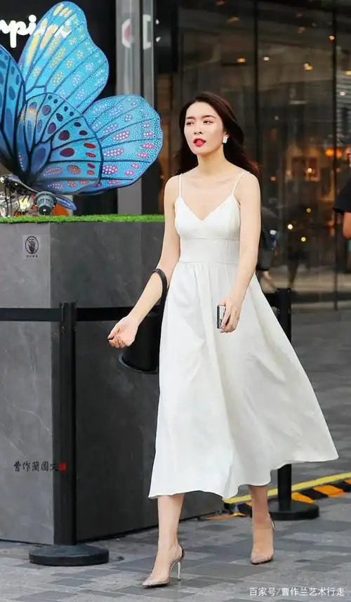 穿连衣裙,搭配什么鞋子好看?美女用实践证明:高跟鞋是首选
