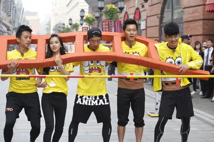 等节目,蓝台也能拿出《好声音》,《王牌对王牌》,《奔跑吧》与之一战