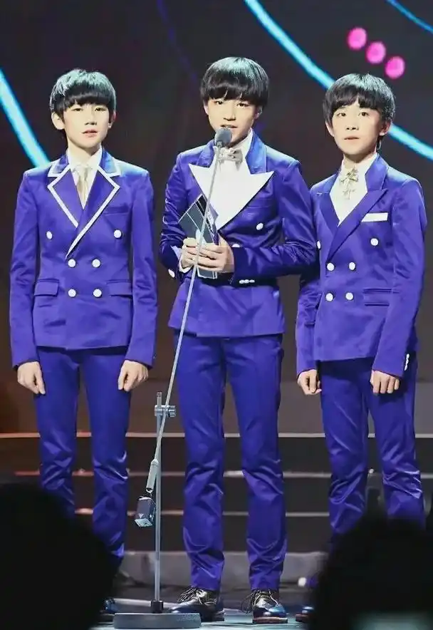 是少年们 第一次领奖的日子  #tfboys #tfboys - 抖音