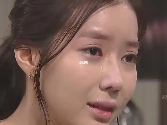 漂亮女人找到亲生父母女人哭得泪流满面