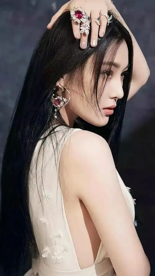 张馨予端庄优雅明艳写真娇俏可人