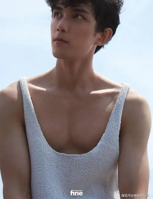 吴磊越来越有男人味拍写真大秀肌肉线条卷发好似混血英伦范