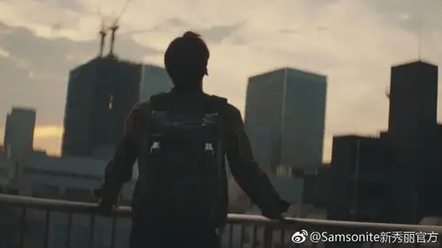 国际知名箱包品牌发布李易峰背影照全新代言明日官宣