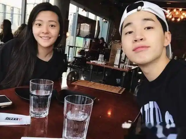 刘宪华在综艺节目中透露过自己有个亲妹妹,据了解,他的妹妹叫刘欣妮