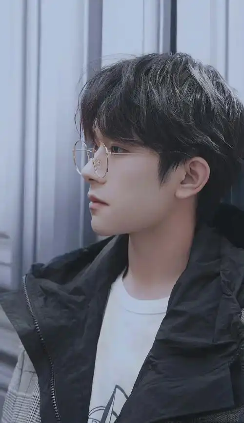 易烊千玺侧颜氛围#兼具少年感和荷尔蒙,盒型鼻侧面线条好美给我看看